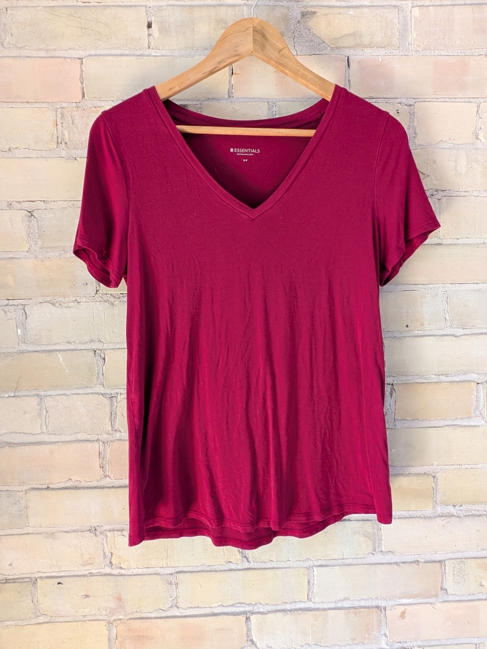 Reitmans Wine V-Neck Short Sleeve Tee